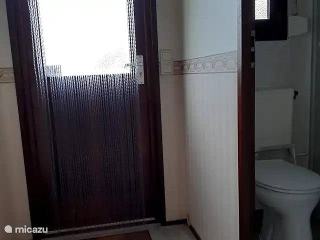 Entree huisje Boszicht met aan de rechterzijde
de toilet-douche-wastafel!